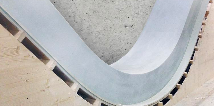 alkus<sup>®</sup>: ideal für Betonfertigteile Die alkus<sup>®</sup> Vollkunststoffplatten sind, im Gegensatz zu Holz, einfach biegbar und formbar. Sie werden endlos produziert und lassen sich fugenlos verschweißen. Das Ergebnis: lupenreine und fugenlose Fertigteile.