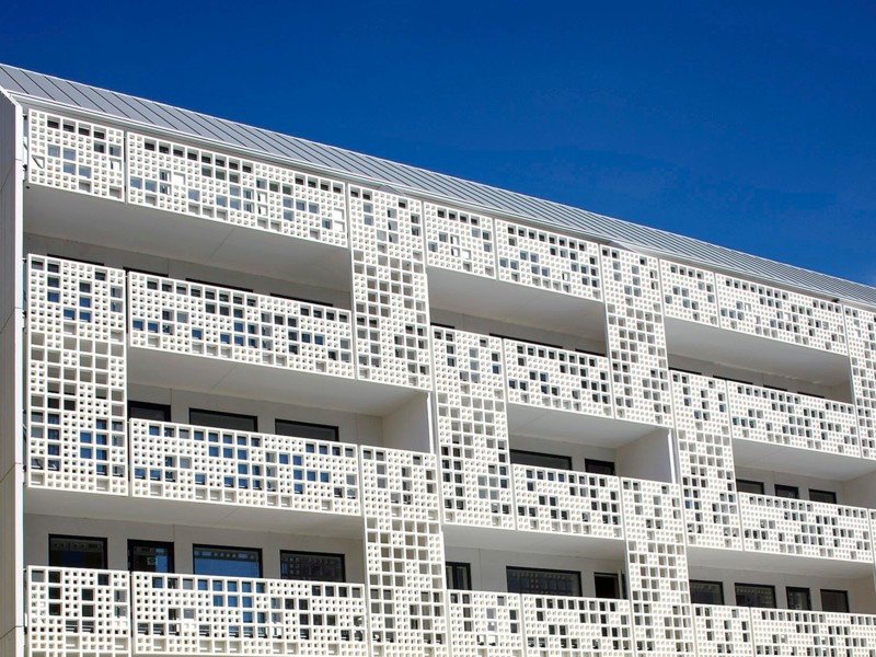 Helsinki Die vorgelagerte Fassade aus strahlendem Weiß dient als raffinierter Sichtschutz und bietet durch die Perforierung eine hohe Transparenz.