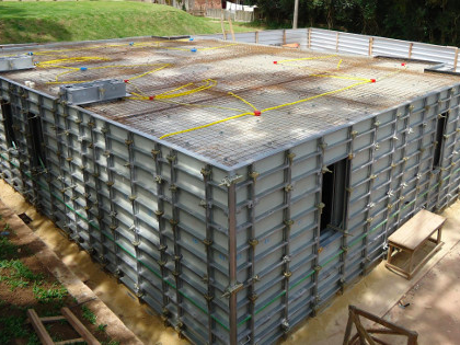 Wohnungsbau Brasilien  Die Vorgehensweise ist immer gleich: Zunächst Stellen der Wandinnenschalung, Anbringen der Aussparungen, Bewehren sowie Einbau der Elektro- und Wasserrohre.